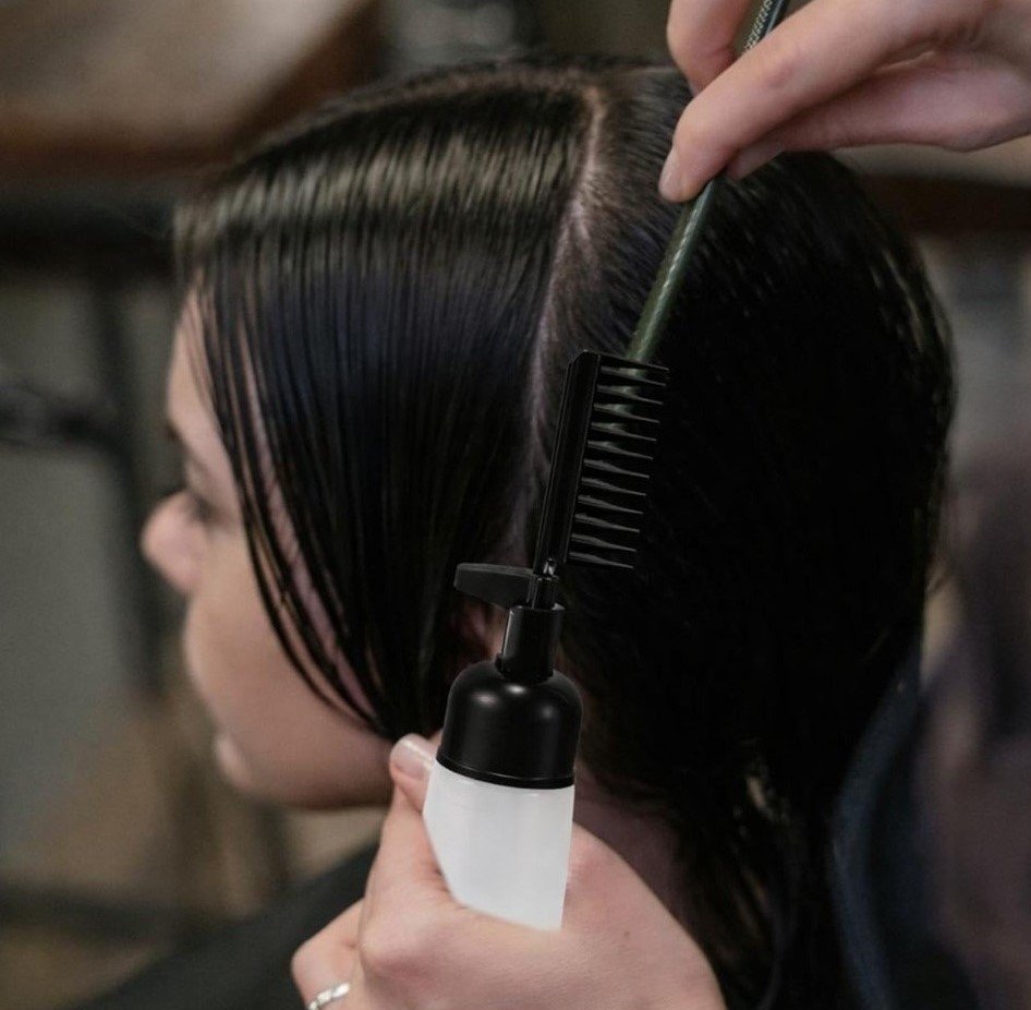 Plastic Root Comb Hair Dye Applicator Bottle (Black) - Image 4